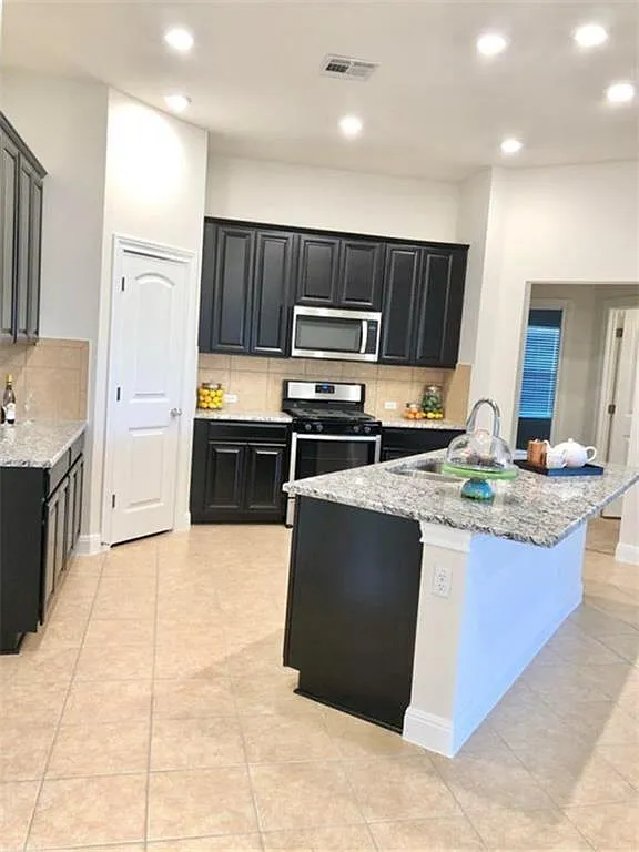 4 bed, 2.0 bath, 2140 sqft, $2,500 — Photo 4