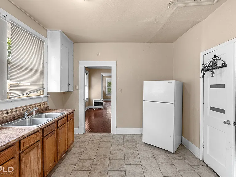 315 Robinson Pl — Photo 6