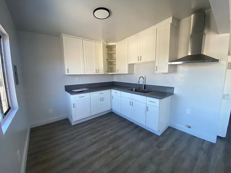 7406 S Hoover St — Photo 10