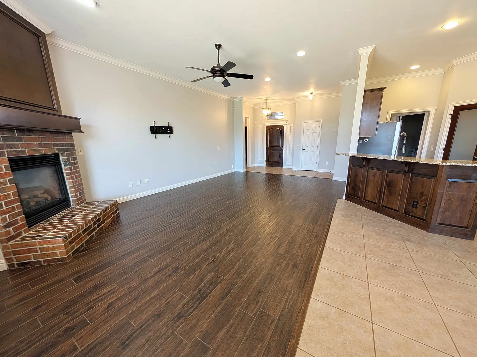4 bed, 2.5 bath, 2094 sqft, $2,395 — Photo 4
