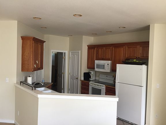 4th image of 931 SE Larkspur Pl