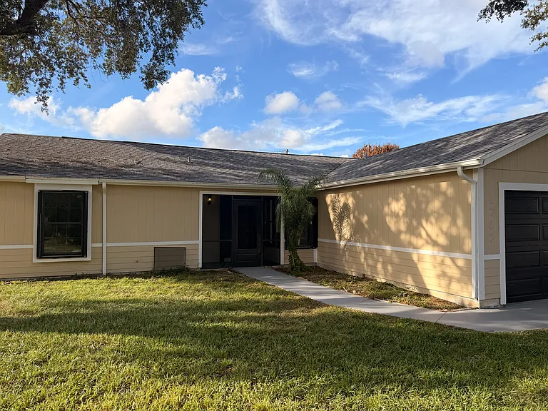 1207 SW Patricia Ave — Photo 1