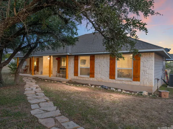 368 Oak Hills, Pipe Creek, TX 78063