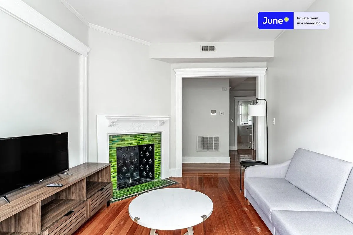 Queen bedroom in 4 bed/2 bath home in Brookline #1923 E — Photo 3