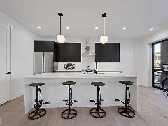 3rd image of 1325 W Carmen Ave #1N