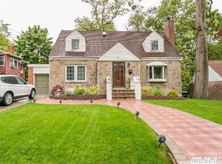 95 Wooleys Ln, Great Neck, NY 11023