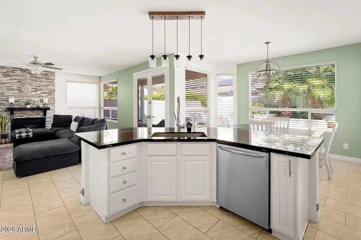 5 bed, 2.5 bath, 3400 sqft, $5,400 — Photo 4