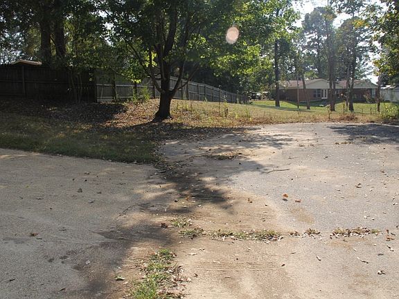 5th image of 1002 Lakewood Dr