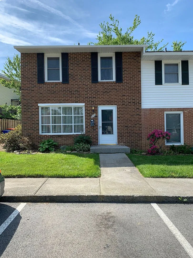 3 Bedroom 1 full, 2 half bath Townhouse — Photo 1