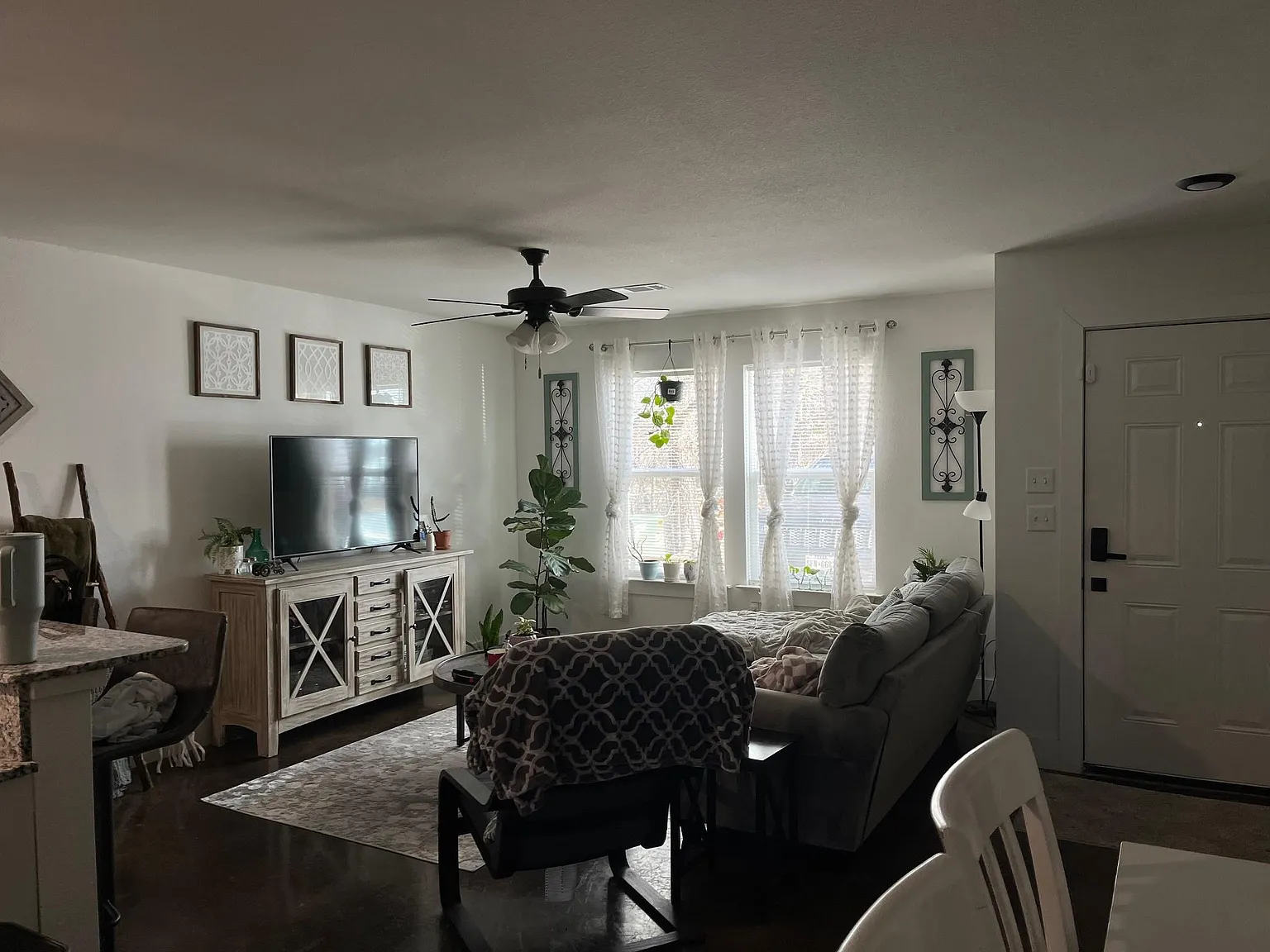 3 bed, 1300 sqft, $750 — Photo 2