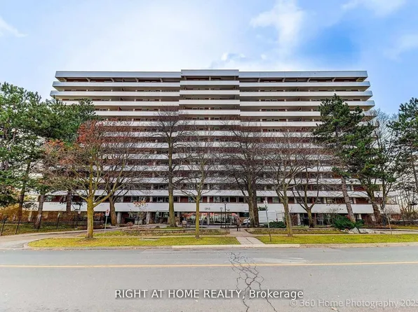 1 Royal Orchard Blvd #803, Markham, ON L3T 3C2