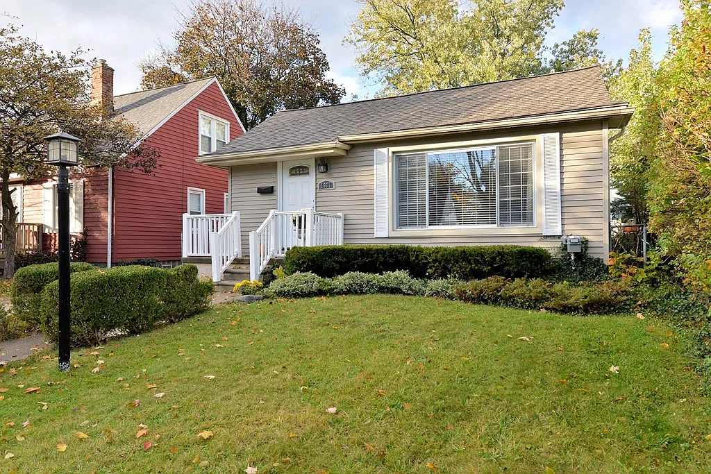 1577 Chapin Ave photo 1