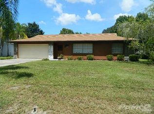 32460 Lakeshore Dr, Tavares, FL 32778