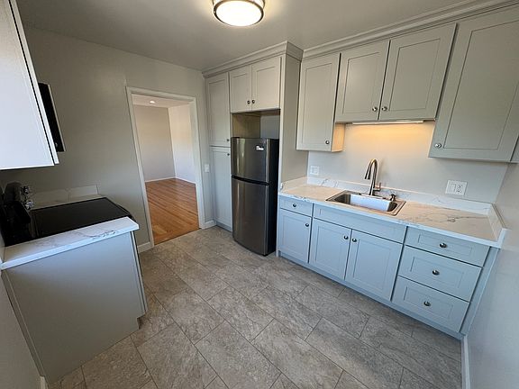 3rd image of 561 Elm St #4