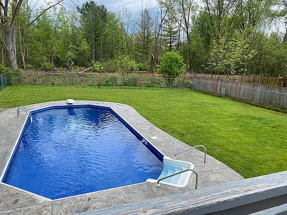 3rd image of 5 Tree Line Dr