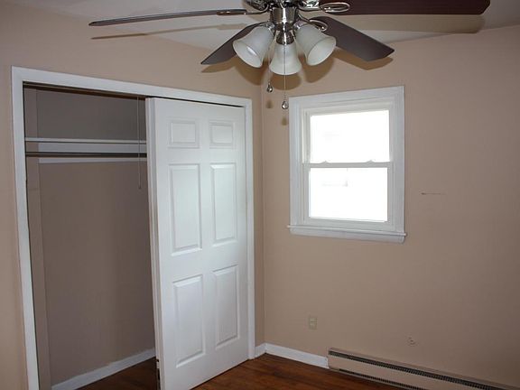 Bedroom (1) with closet