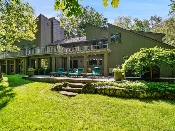 17 Eastwoods Road, Pound Ridge, NY 10576