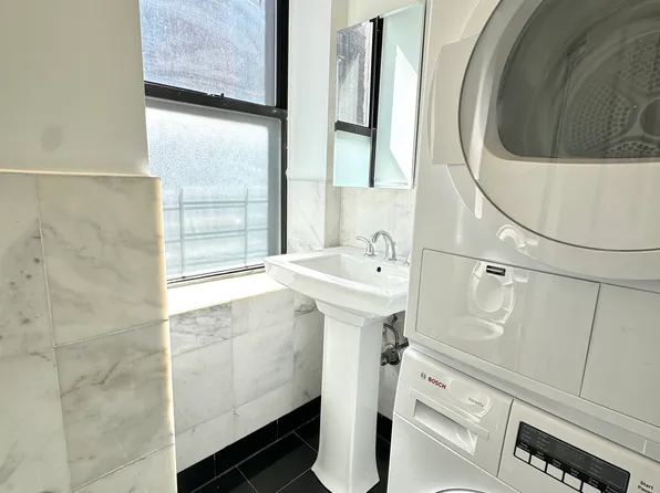 442 Lorimer Street image 3 of 5