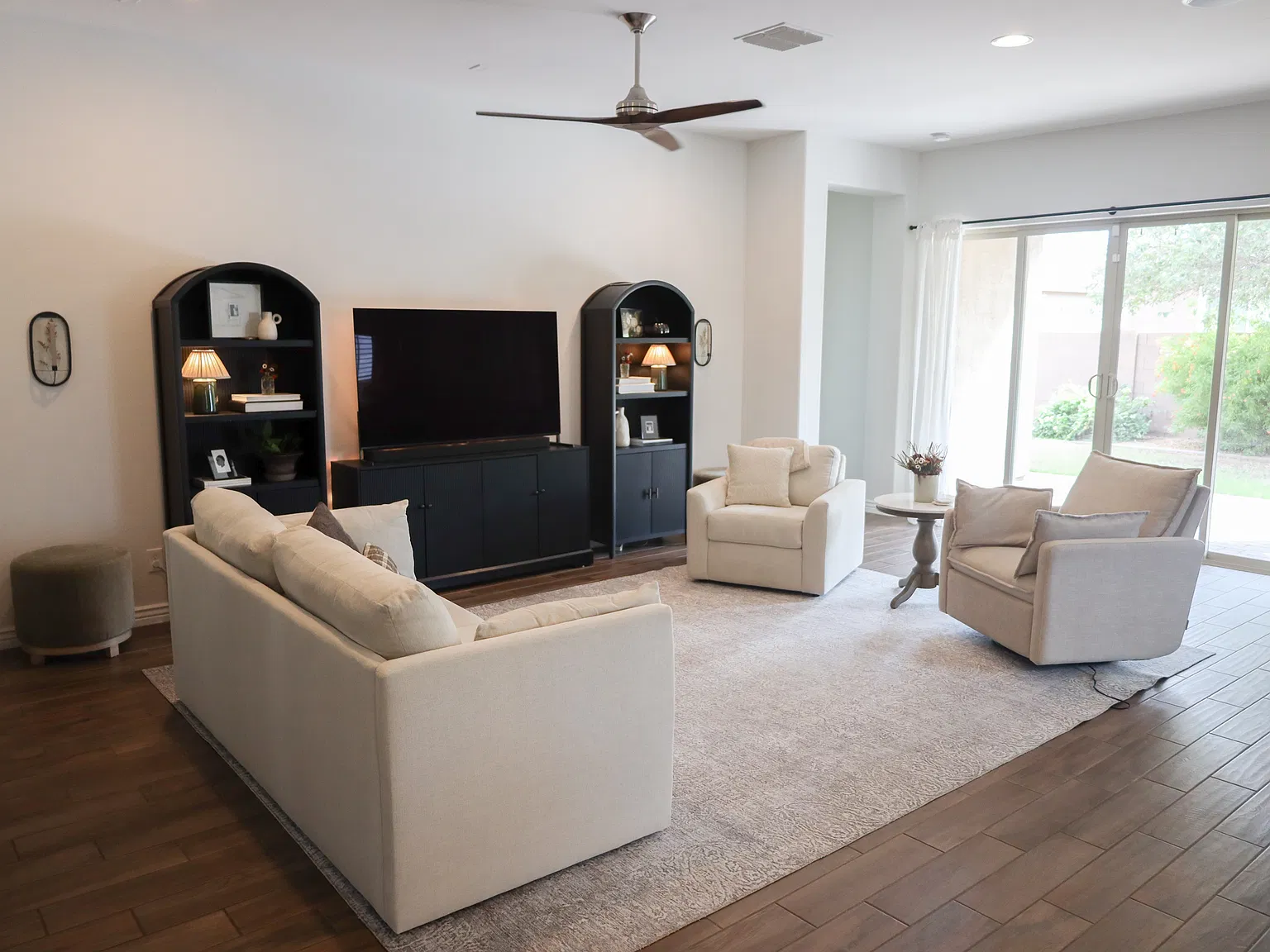 4 bed, 2.5 bath, 2289 sqft, $3,000 — Photo 3