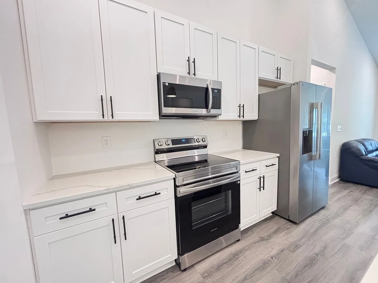 Like New Home! Three-Bedroom, Two Bath, Furnished home Is Now Available in Castlewood! — Photo 2