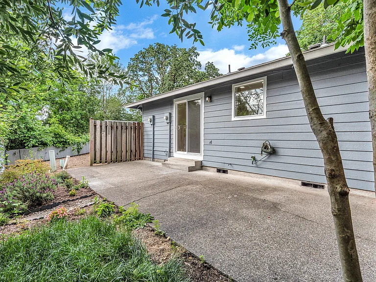 5210-5232 SE Rinearson Rd — Photo 15