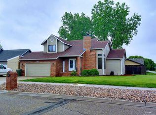 1402 Sherwood Ln, Salina, KS 67401
