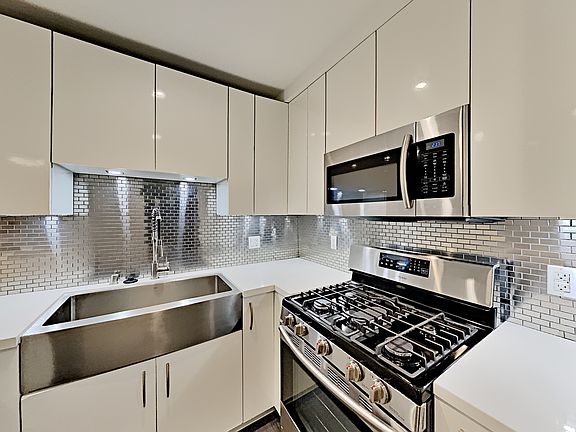 4th image of 2104 Columbia St #5