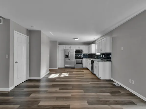 1877 Chickadee Dr, Liberty, MO 64068