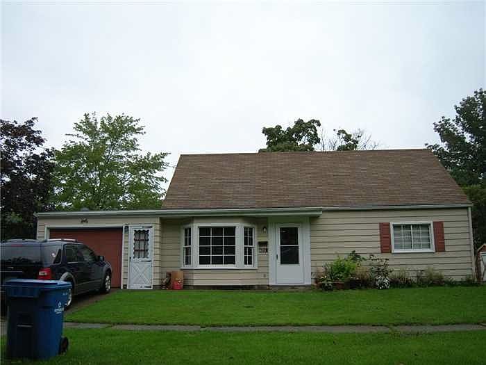 4 Bedroom bungalow with attached one car garage.