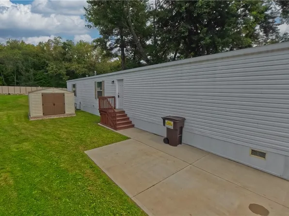 1006 S Park Cir, Brookfield, OH 44403