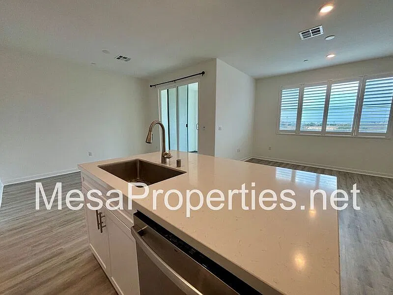 2 bed, 2.0 bath, 1388 sqft, $3,000 — Photo 4