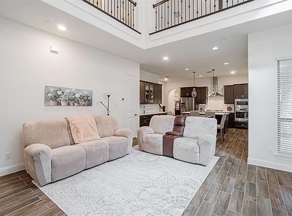 3rd image of 4860 Isleworth Dr