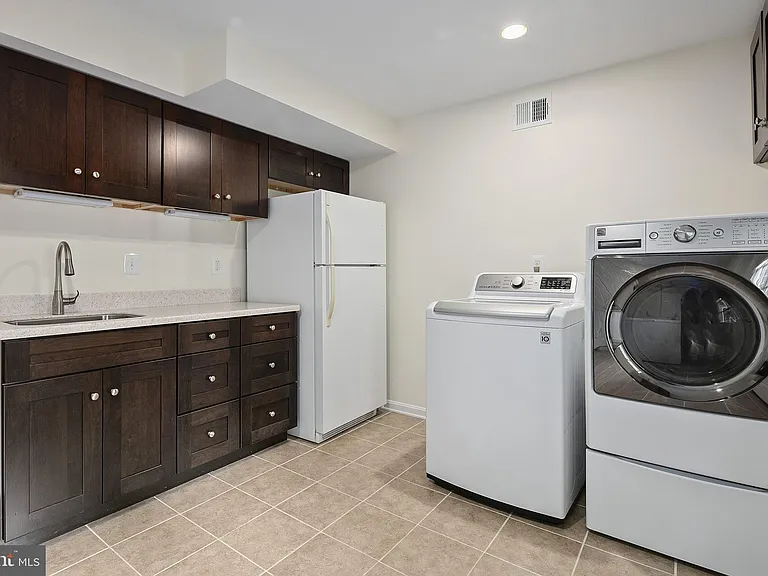 2542 N Wakefield St — Photo 45