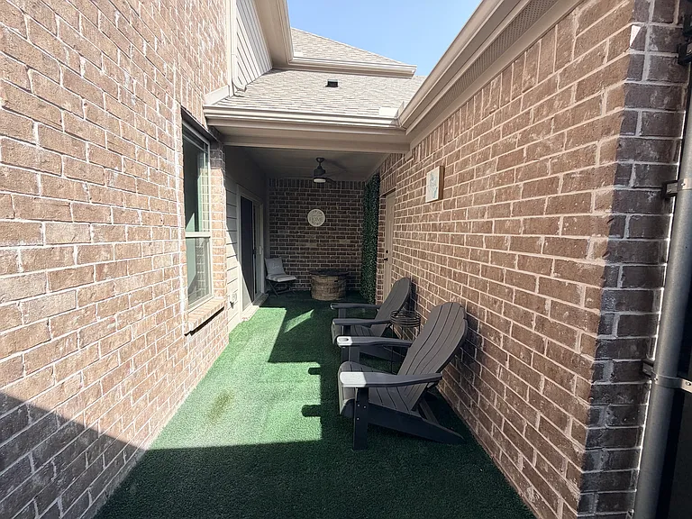 305 Tottenham Ct — Photo 40