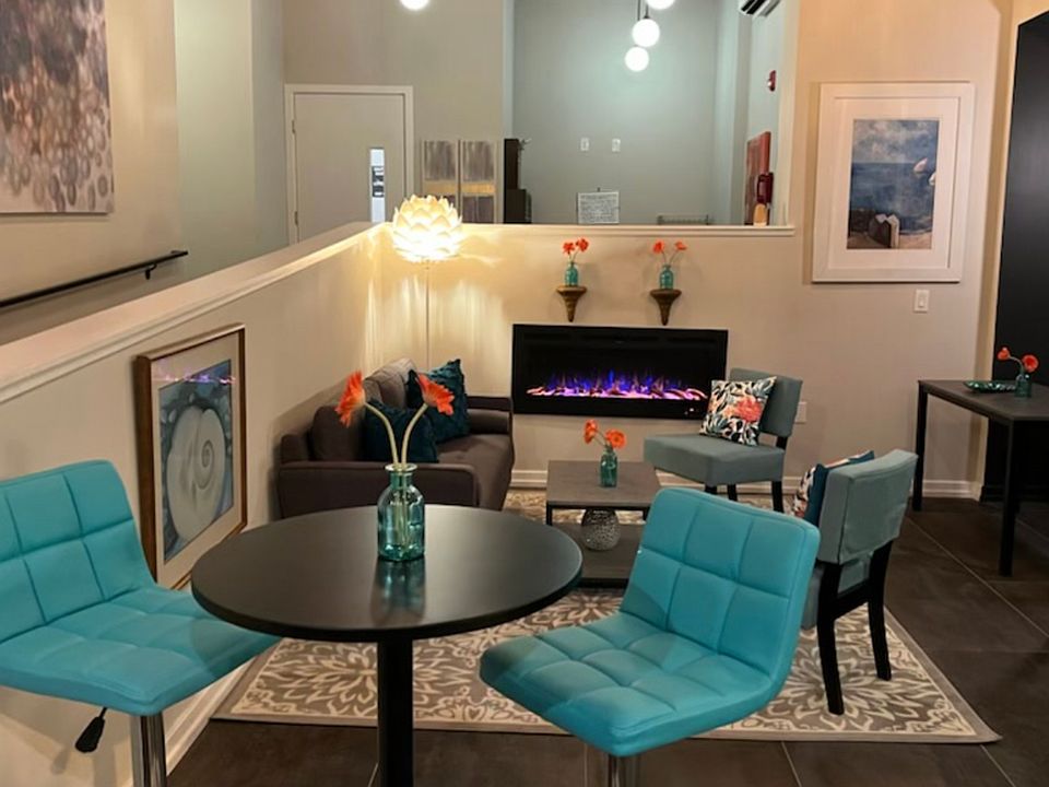 AS YOU ENTER INTO THE COMMUNITY YOU HAVE A NICE COMMUNITY ROOM.
TO THE RIGHT OF THIS IS LITTLE NUKS TO SET UP LAPTOPS AND WORK IN PRIVATE AS WELL.