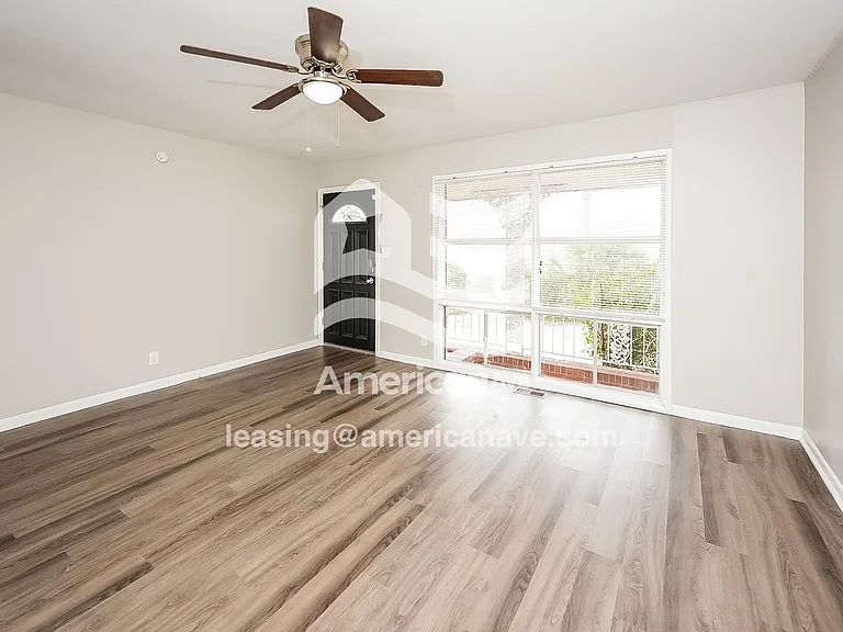 501844_003_living_room_14221192.jpg