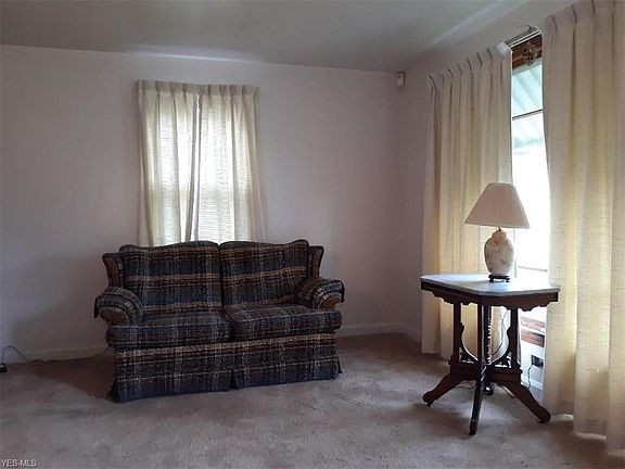2nd image of 1610 Everett Ave