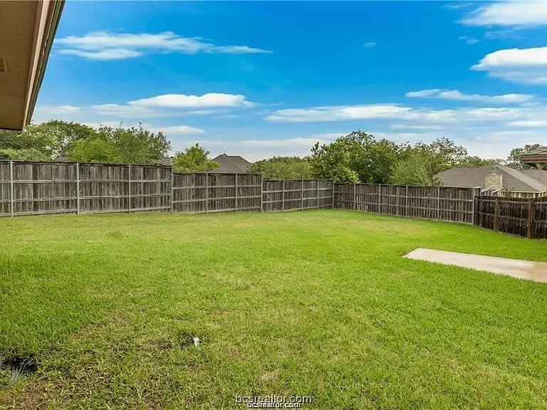 807 Holleman Dr — Photo 18