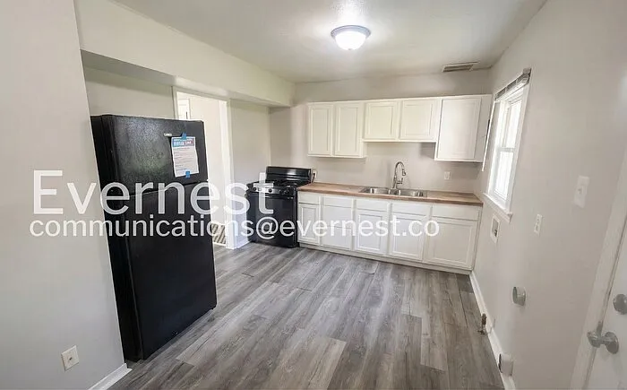 685 Valerie Ln — Photo 2