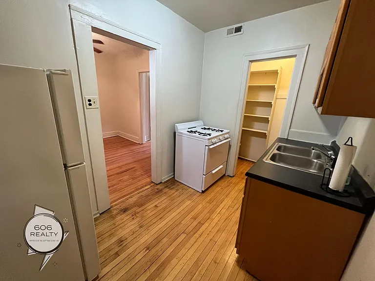 Bright and Sunny Forest Park Apts! — Photo 17