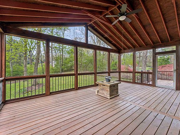 3rd image of 831 Hillcrest Rd