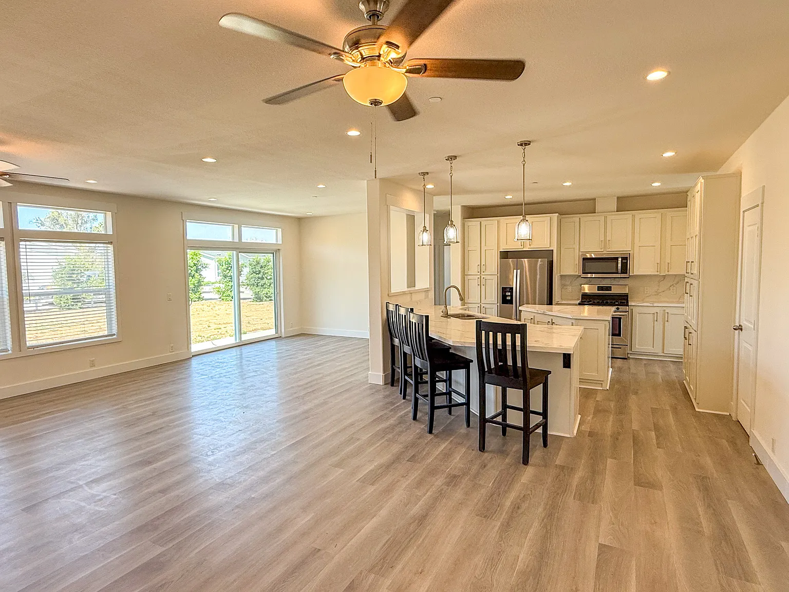 4 bed, 2300 sqft, $4,595 — Photo 2