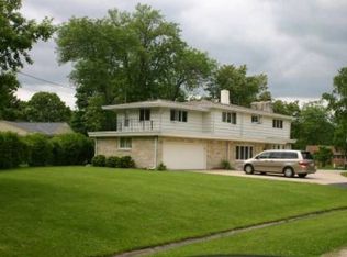 7465 N Bell Rd, Fox Pt, WI 53217