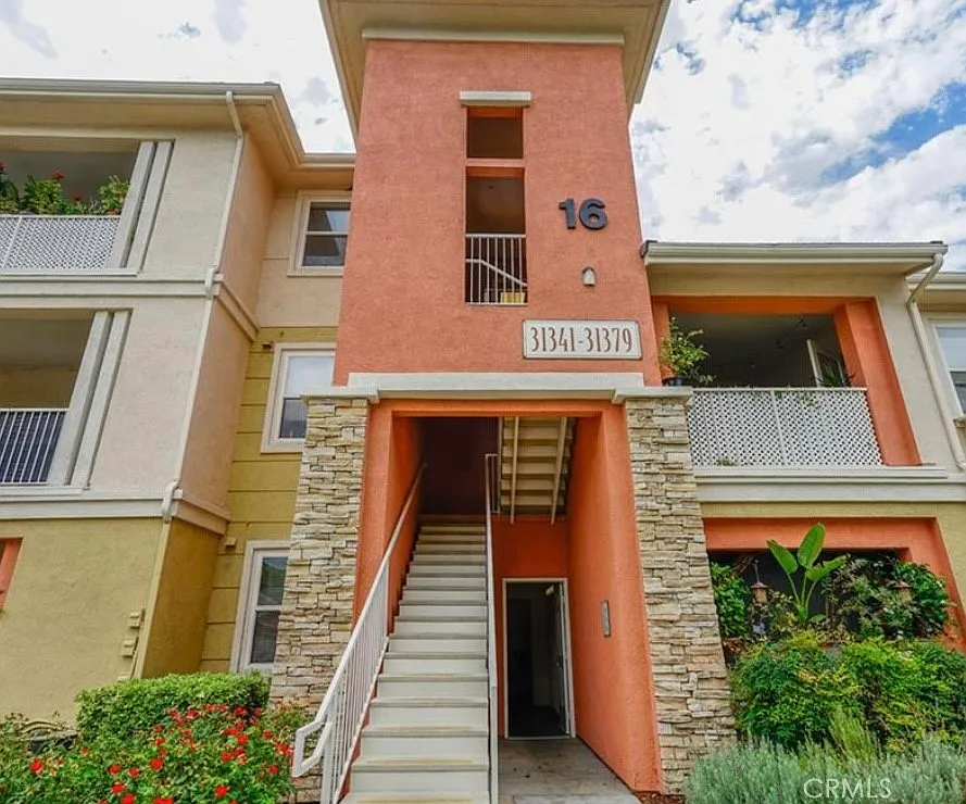 2 bed, 1101 sqft, $2,300 — Photo 1