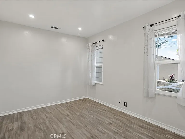 1527 N Avon St — Photo 12