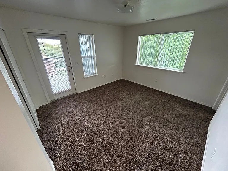 615 Eagle Dr — Photo 9