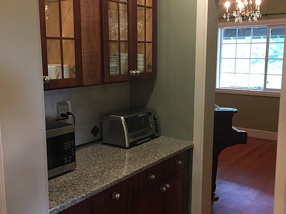 Butler's pantry w/lit cabine