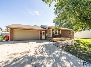 703 E Maple St, Harrisburg, SD 57032