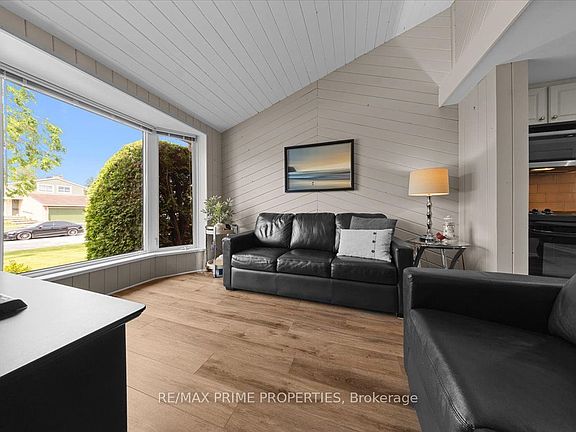 4th image of 1085 Chateau Cres