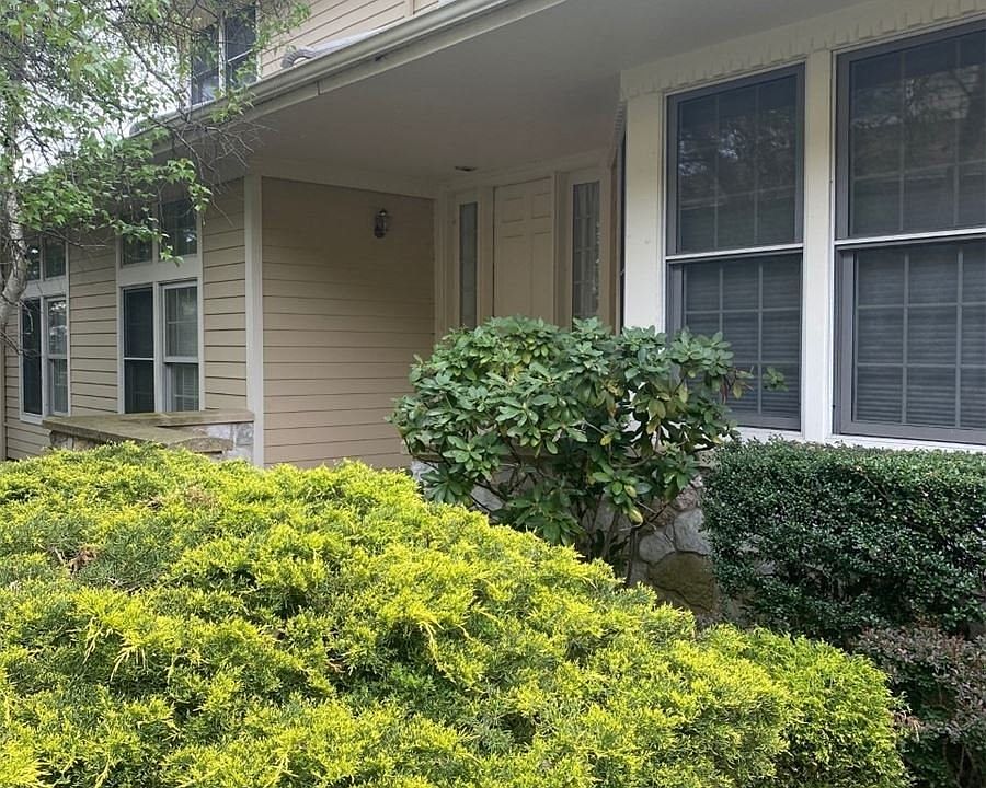 2nd image of 354 Baltustrol Cir